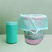 Zwinięte, schodkowe i zachodzące na siebie worki na śmieci ze ściągaczem